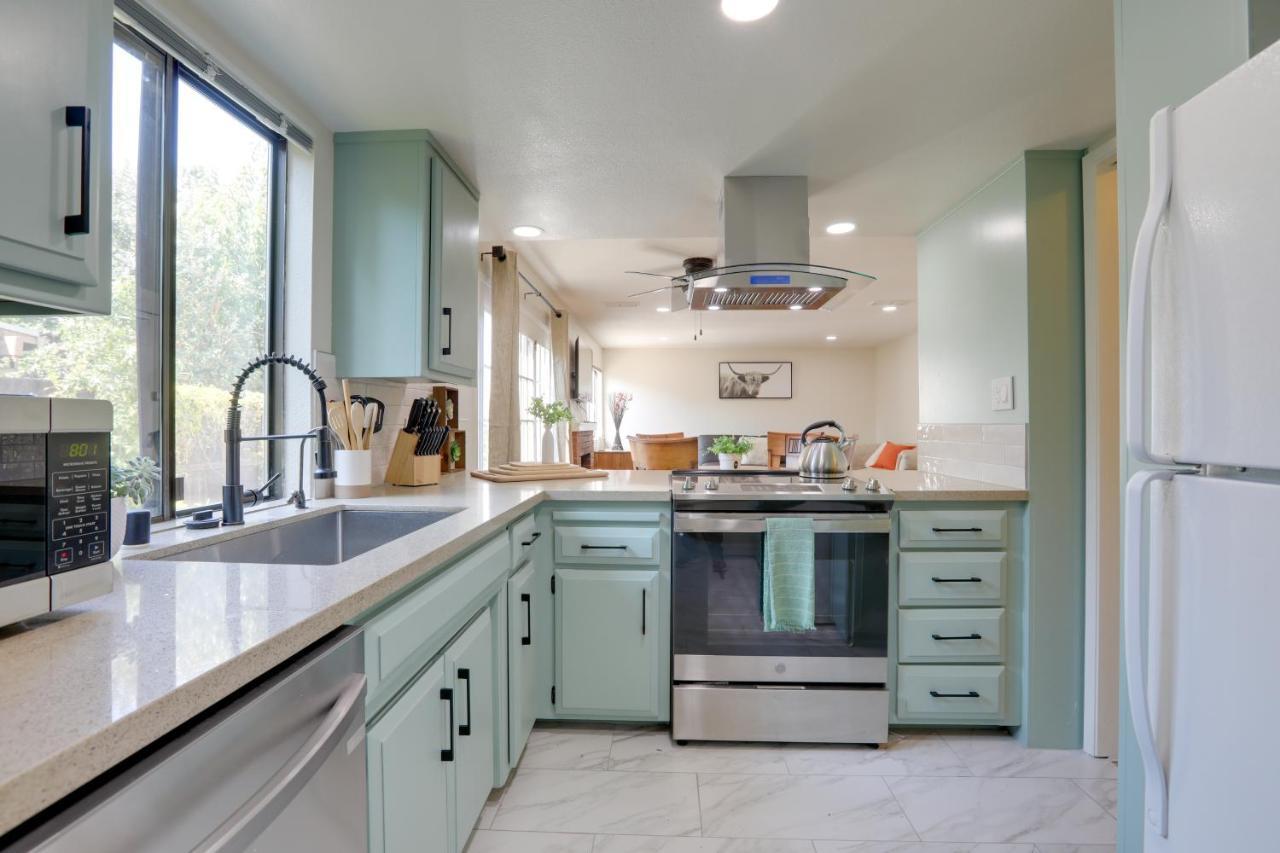 Modern Townhome With Patio! *