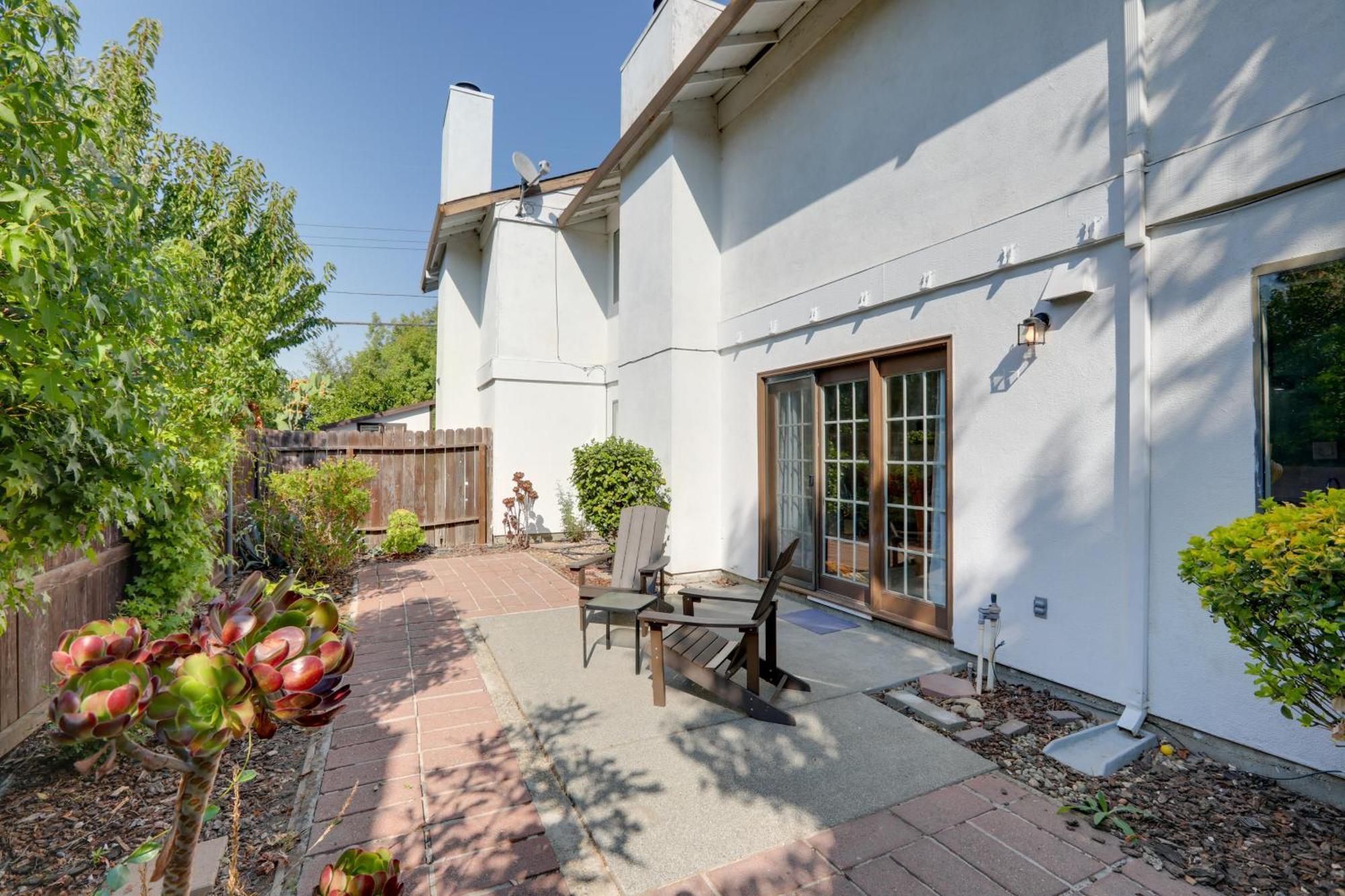 Modern Townhome With Patio! Holiday home *