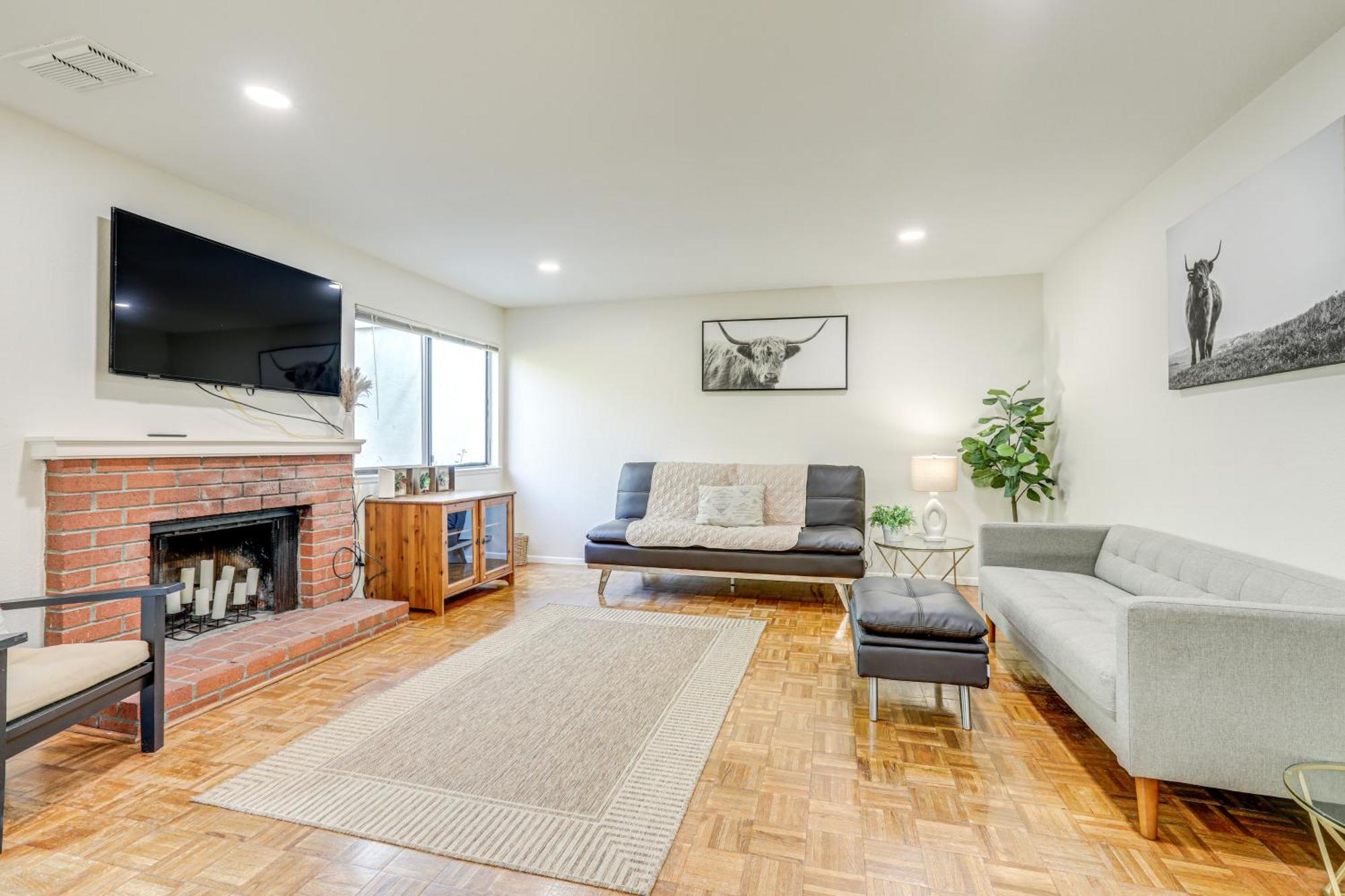 Modern Townhome With Patio! *